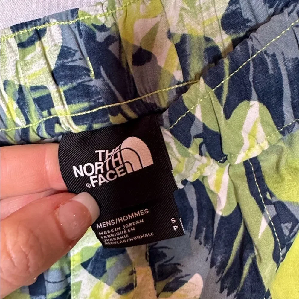 The‎ North Face Flashdry Men's Class V Pull-On Tropical Camo Shorts. Size Small.